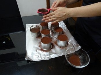 step9: 出裝飾,  用火鎗或熱毛巾小心脫模, 按喜好裝飾便完成, (你可按自己設計， 做出自家版本的裝飾。 )

*******如用可可粉或糖霜裝飾， 必要用防潮的那種。  先灑好粉， 再脫模才做其他部分裝飾