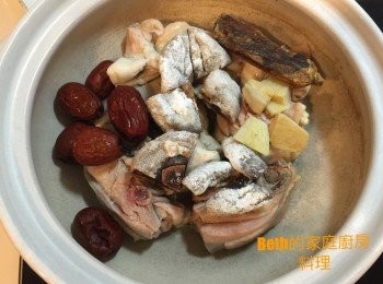 step1: 雞肉用滾水川燙後，放入湯鍋，加入切塊的柿餅、紅棗、高麗蔘、薑片，加水蓋過<span class="group_1">食材</span>