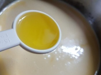 step4: 再加入菜油1湯匙拌勻