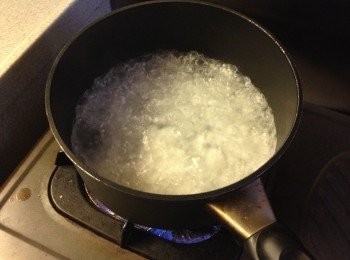 step2: 另用400ml水煮滾加入冰糖, 煮溶後放涼備用 (冰糖大小隨自己喜愛的甜度加減)