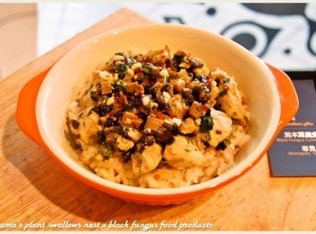 step6: 在已煮好的白米飯上，鋪上步驟5的<span class="group_1">食材</span>後，即可立即大口享用！