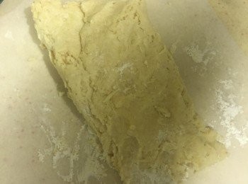 step4: 麵團差不多成型後，
就可以移動到平面上開始輕輕桿(記得灑一些手粉，不沾黏)
桿成長方型之後堆疊成三層的麵糰
這個動作重複大約三次