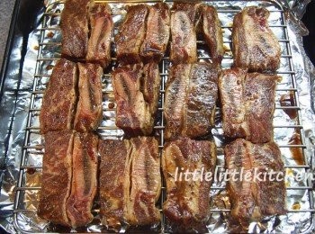 step1: 牛仔骨切開，用 2 湯匙醬油麴拌勻，加點胡椒粉，醃味數小時，180 度焗約 20 分鐘