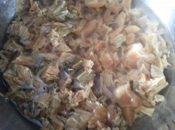 step1: 梅菜切粒浸水將30分鐘,渣乾水待用