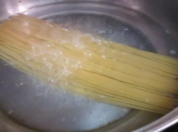 step2: 鍋中加入大量清水，煮滾加入1茶匙粗鹽，落100克戴維娜意大利粉，大火煮8分鐘（間中要用筷子攪勻）