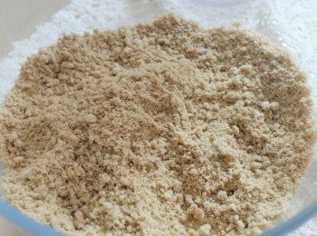 step1: <span class="group_1">餅底</span>做法：將消化餅乾放入密實袋內，用擀麵棒壓碎餅乾