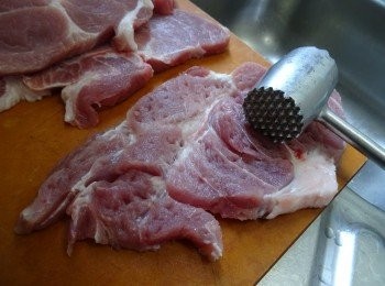 step1: 豬扒食譜：

急凍梅頭豬扒3件
**（梅頭豬扒無骨， 較肥亦較淋滑）

 醃料：  生抽2.5湯匙  /  糖3/4湯匙  /  酒1/2湯匙  /   油1/2湯匙