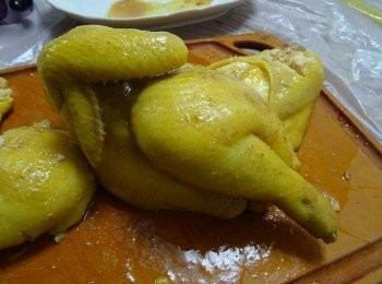 step3: 隔水蒸30分鐘， 取出, 雞汁盛起， 撇油備用;  待雞稍涼後去皮, 將肉手撕成小塊