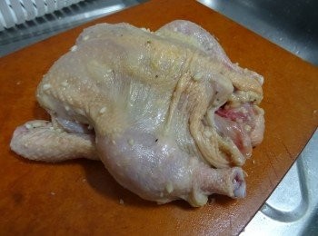 step3: 餘下¼醃料隻塗抹在雞的外層和雞腔內，用保鮮紙蓋好溫醃4小時