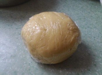 step4: 2. 將麵團用保鮮膜包著放入雪櫃冷藏約30分鐘使麵團變硬。