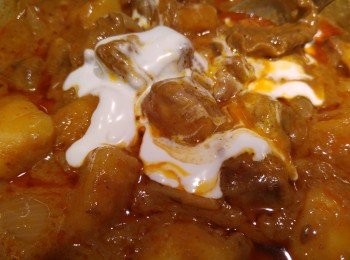 step2: 用白鑊煎一煎牛肋腩攞起備用,薯仔加少許鹽煎一煎攞起備用,炒香洋蔥加牛肋腩和咖哩汁煮十分鐘後加薯仔一起煲,如水份蓋不到牛肋腩可加雞湯或清水,炆半小時熄火,到食時將肥油飛走加椰漿。