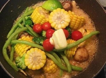 step15: 將所有蔬菜放入醬汁中翻炒到全部都有沾上醬汁即可，最後放入剩下的ㄧ塊奶油與蔬菜拌勻即可起鍋連醬汁ㄧ起倒入裝著海鮮的鍋裡。上菜時擺上香菜或巴西里葉即可。