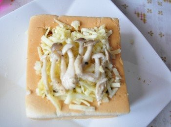 step13: 另外也可以於上層鋪滿乳酪絲，放入烤箱上下火約200度烤5-7分鐘