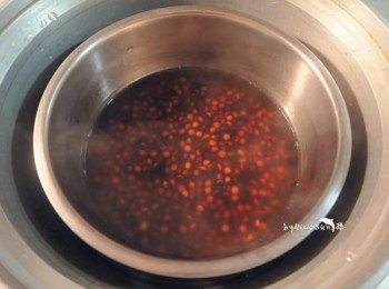 step3: 放入電鍋2杯水.跳起攪拌均勻再加2杯水.跳起後悶30分