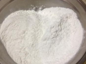 step1: 糯米粉和粘米粉稱好放在一個盆裡