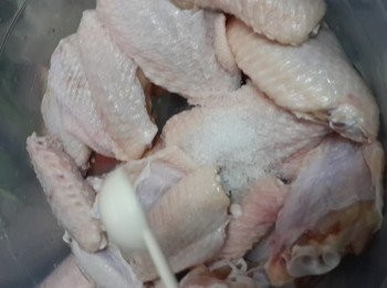 step2: 將洗淨的<a href="https://bit.ly/3zHU5V3" target="_blank" data-keyword="雞中翼" class="guide-link"><strong>雞中翼</strong></a> <span style="display:inline-block;vertical-align:middle;margin-top:-3px;color:initial;border-radius:3px;padding:2px 3px;font-size:12px;line-height:14px;background:#87d300;color:#fff;">即買</span> 瀝乾水，倒入1茶匙粗鹽，腌1小時以上