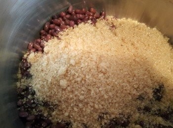 step1: 紅豆利用電鍋蒸熟後趁熱倒入紅砂糖用筷子快速攪拌至砂糖融化