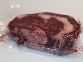 step1: 將扒放入煮食用的真空袋，用抽真空機抽真空