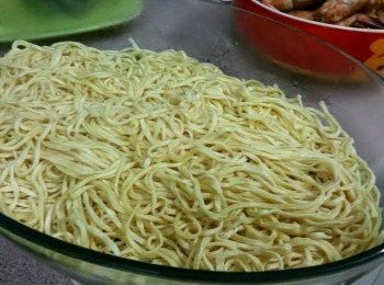 step1: 燒滾一鍋熱水，把伊麵放進，用筷子弄散後立即撈起，瀝乾水分放在碟上。