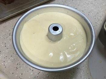 step8: 拌至均勻後便要停手，切忌過份攪拌，以免空氣消泡
然後倒入活動模內，離枱面約六吋高度"dun"兩下，即可入爐焗25至30分鐘或至熟