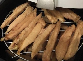 step1: 先將有機急凍雞柳洗淨瀝乾水,放入Airfryer 用80度 煮一小時,如果無Airfryer,亦可以用焗爐或光波爐.