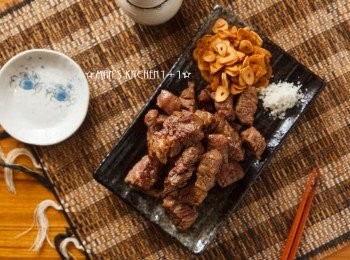 step4: 吃的時後搭配上炸好的蒜片與海鹽即可。軟嫩的牛肉搭配酥脆的蒜片，用簡單的調味就可以引領出<span class="group_1">食材</span>本身的美味，你還在等什麼？