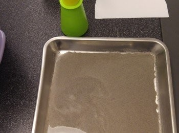 step5: 芝麻漿加入油攪混,將芝麻漿薄薄一層倒入蒸盤,蒸約4分鐘,打開蓋盡量避開倒汗水。