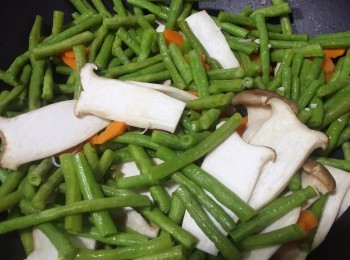step3: 同1鑊落薑片爆香，加入白豆角，雞脾菇，甘荀炒