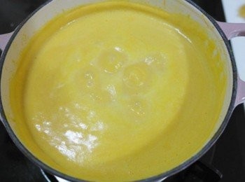 step9: 倒入鮮奶油攪拌~~ 接著加鹽調味並且煮到滾後就完成囉&gt;///