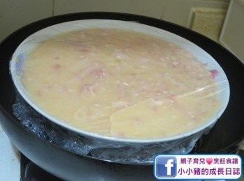 step6: 鑊內加入水，待水滾後蒸12-15分鐘，直至雞蛋及豬肉熟透~