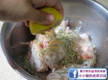 step1: <a href="https://bit.ly/3zHU5V3" target="_blank" data-keyword="雞翼" class="guide-link"><strong>雞翼</strong></a> <span style="display:inline-block;vertical-align:middle;margin-top:-3px;color:initial;border-radius:3px;padding:2px 3px;font-size:12px;line-height:14px;background:#87d300;color:#fff;">即買</span> 溶雪後洗乾淨，然後加入迷迭香、鹽、糖及老抽醃好~