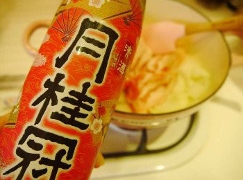 step3: *倒入清酒讓肉吸取酒味繼續拌炒至肉八九分熟~