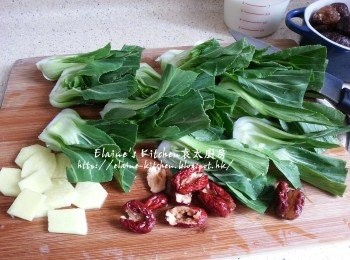 step5: 瀝乾水份切半 , 紅棗去核 , 薑去皮切片