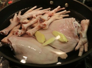 step2: 煮滾一鍋水，下3片薑和紹興酒，加入豬耳和<a href="https://bit.ly/3kLFTWO" target="_blank" data-keyword="雞腳" class="guide-link"><strong>雞腳</strong></a> <span style="display:inline-block;vertical-align:middle;margin-top:-3px;color:initial;border-radius:3px;padding:2px 3px;font-size:12px;line-height:14px;background:#87d300;color:#fff;">即買</span> 汆燙，撈起，再用水沖洗乾淨。