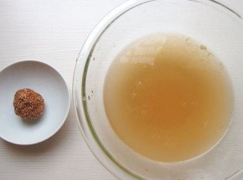 step4: 準備一個大調理碗(不可有油,不然愛玉會無法結成凍狀),加入4碗開水(不可用蒸餾水),將棉布袋放在開水裡慢慢搓揉出愛玉的黏液,直到開水都變愛玉黏液狀即可(搓揉時間約5-8分鐘左右),再將愛玉凍放冰箱冷藏50分鐘定型。