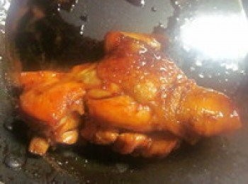 step1: 熱鍋後將雞皮朝下兩面煎到金黃色,淋上<span class="group_2">醬汁</span>轉小火蓋鍋蓋,煮至<span class="group_2">醬汁</span>微收乾,雞肉盛起備用