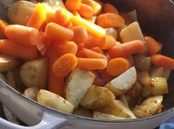 step4: 再將甘荀及馬鈴薯回鍋,炒勻。