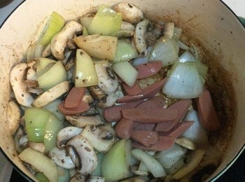 step5: 加入蘑菇及香腸拌炒