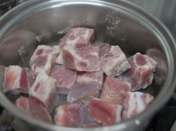 step2: 熱鍋下油，下排骨，用中火煮三分鐘至肉變色