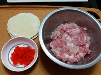 step4: 雲吞皮裁成圓型，包入餡料， 放上蟹子，