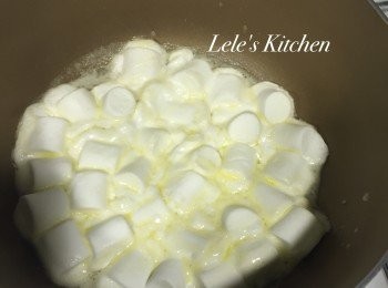 step1: 熱鍋後放入無鹽奶油至溶化
接著倒入棉花糖(盡量選小顆的比較好操作哦~)