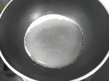 step3: 先來製作<span class="group_2">焦糖</span>:取一鍋倒入砂糖和水!!以中小火加熱~沒有變色前不要去攪拌喔!!!