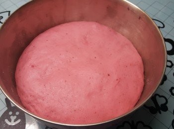 step3: 將發酵好的麵糰進行排氣，排氣後搓成麵糰，蓋上保鮮紙鬆弛20分鐘。