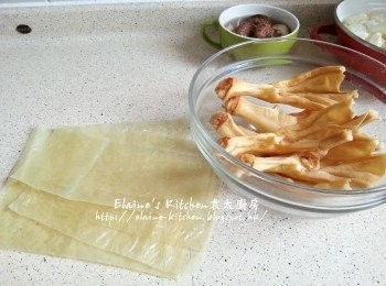 step2: 鑊中加入薑片 , 蔥段 , 紹酒 , 水煮滾 , 加入鴨腳 (剪去甲)用中火出水5分鐘盛起 , 腐皮修邊後對摺再剪成長型