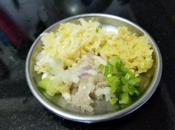 step2: 蒜頭，乾蔥，薑粒