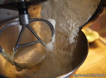 step2: 隨後才加入麵粉及其他(白胡椒、小蘇打、鹽)拌攪。