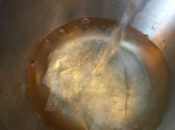 step5: 魚膠片先用冰水浸軟身待用