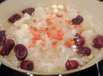 step6: 完成前5分鐘再放入枸杞和冰糖調味即可熄火。