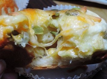 step9: 輕輕撥開來，裡面的起司都融化了，還會牽絲喔!!!!!我才寫完食譜，兩個小傢伙已經開動吃掉兩個了!!!