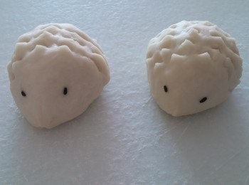 step2: 次序先放液體,麵粉,酵母,按搓麵團一小時見光滑關機,壓麵團對摺幾次滾圓封口再滾幾下,分十二件,滾圓拉水滴再用剪刀剪出刺狀，用牛油紙做墊紙,隔水蒸十五分鐘需微打開蓋蒸。